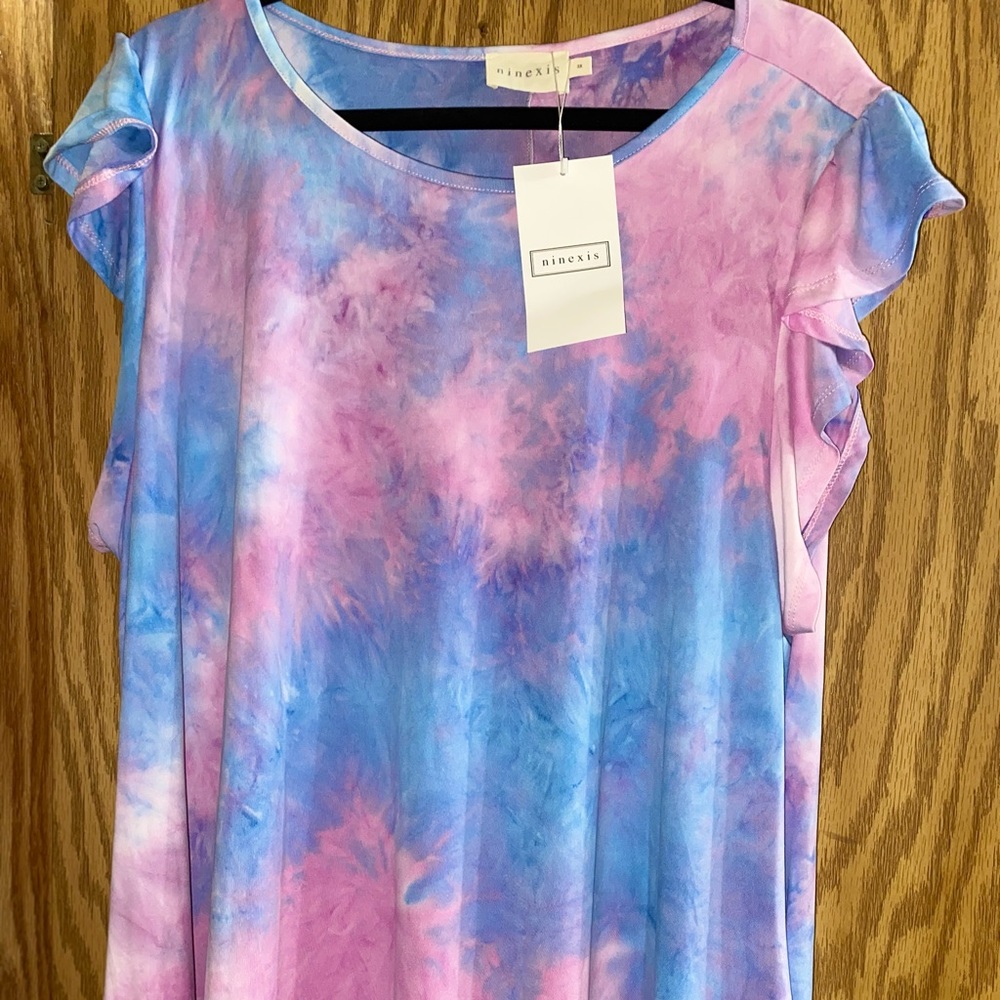 Beautiful dress with ruffle sleeves!